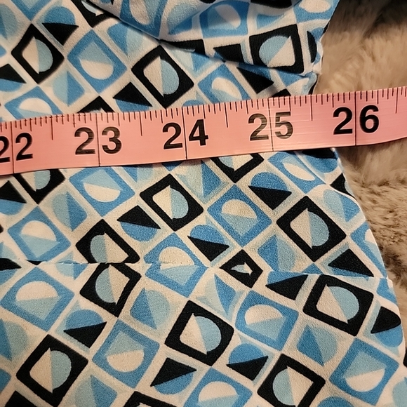 NWT JM Collection V Neck Top Size XXL Button Detail Roll Tab Sleeves Blue Geo - Picture 11 of 11